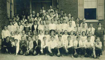 neubaum-bob-4th-from-left-front-row-8th-grade-class-1923.jpg (111515 bytes)